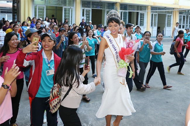 Tân hoa hậu HHen Niê xúc động ôm chầm lấy cô giáo khi về thăm trường cũ-10