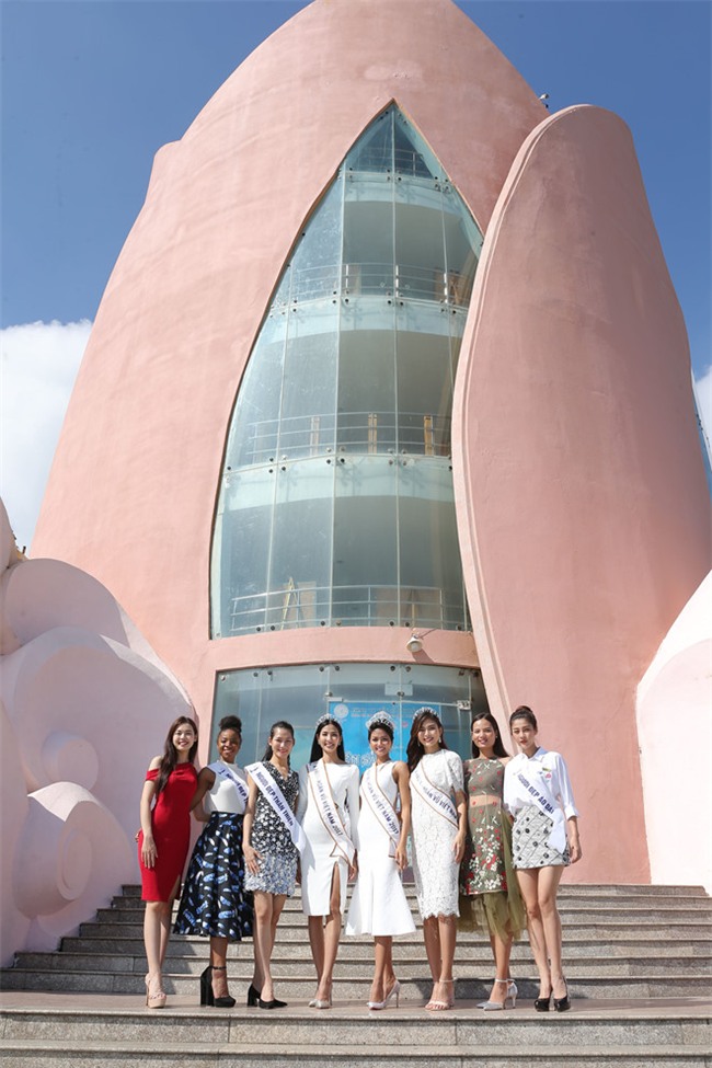 Tân hoa hậu HHen Niê xúc động ôm chầm lấy cô giáo khi về thăm trường cũ-11