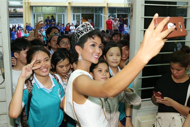 Tân hoa hậu HHen Niê xúc động ôm chầm lấy cô giáo khi về thăm trường cũ-5
