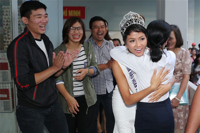 Tân hoa hậu HHen Niê xúc động ôm chầm lấy cô giáo khi về thăm trường cũ-7