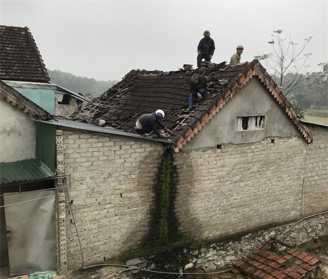 no noi hoi ep dau phu toc ca mai nha luc rang sang, 2 vo chong bi thuong nang - 3