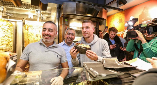 Hang nghin fan xep hang mua banh mi cua cuu sao Arsenal hinh anh 5