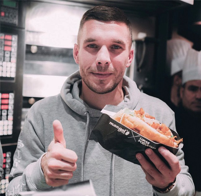 Hang nghin fan xep hang mua banh mi cua cuu sao Arsenal hinh anh 6