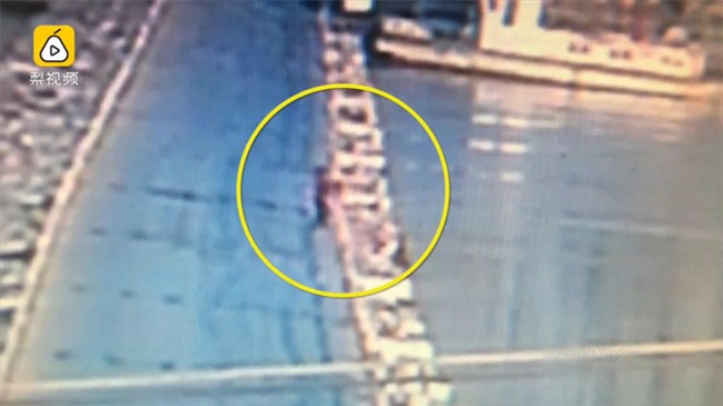 Mắc bệnh nan y chữa mãi không khỏi, mẹ quẫn trí ném con gái 7 tuổi xuống sông rồi nhảy cầu tự tử - ảnh 1