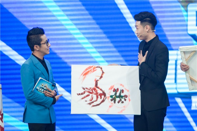 Cười ngất với thử thách vừa bơm bóng bằng mông vừa vẽ tranh của các quý ông-2