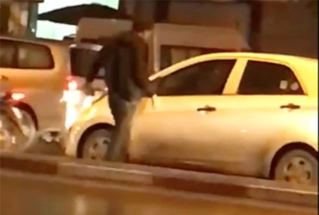 Hà Nội: Say rượu, người đàn ông chạy xe máy ra đường chặn xe, cầm gạch đập vỡ kính ô tô - Ảnh 3.