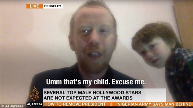 Mặc bố trả lời phỏng vấn nghiêm túc, con trai 5 tuổi đứng phía sau đùa nghịch thả phanh, còn tham gia phỏng vấn cùng - Ảnh 2.