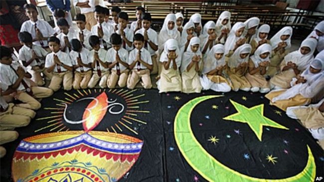 Đăng ảnh chụp cùng người yêu lên mạng, cô gái bị cộng đồng xúc phạm tới mức phải treo cổ tự tử - Ảnh 2.