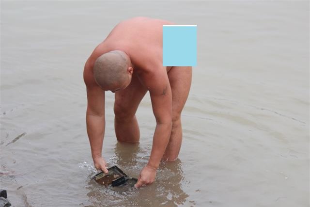 ha noi lanh thau xuong, nhieu nguoi van vo tu ra song hong ngup lan nhu giua mua he - 10