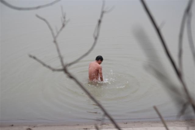 ha noi lanh thau xuong, nhieu nguoi van vo tu ra song hong ngup lan nhu giua mua he - 11