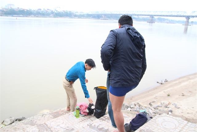 ha noi lanh thau xuong, nhieu nguoi van vo tu ra song hong ngup lan nhu giua mua he - 14