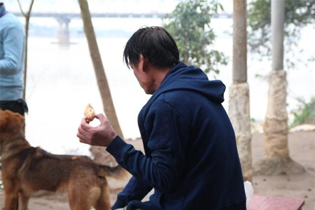 ha noi lanh thau xuong, nhieu nguoi van vo tu ra song hong ngup lan nhu giua mua he - 16