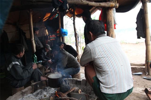 ha noi lanh thau xuong, nhieu nguoi van vo tu ra song hong ngup lan nhu giua mua he - 17