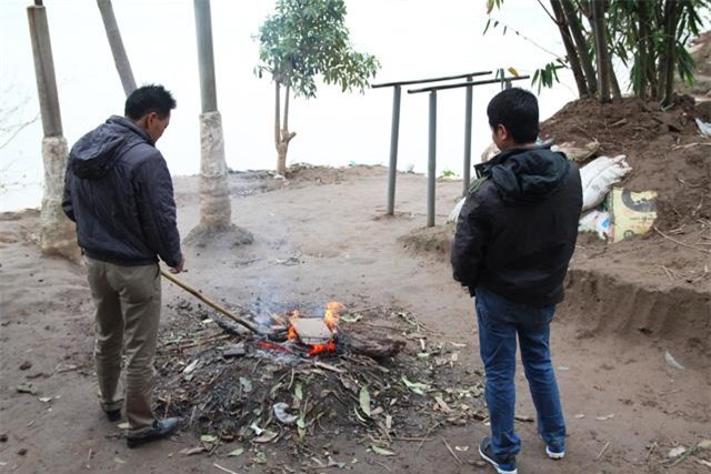ha noi lanh thau xuong, nhieu nguoi van vo tu ra song hong ngup lan nhu giua mua he - 2