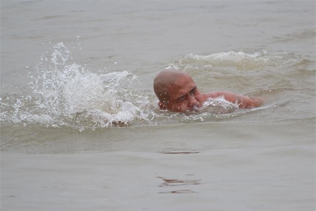 ha noi lanh thau xuong, nhieu nguoi van vo tu ra song hong ngup lan nhu giua mua he - 5