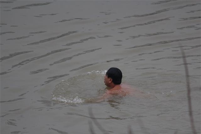 ha noi lanh thau xuong, nhieu nguoi van vo tu ra song hong ngup lan nhu giua mua he - 7