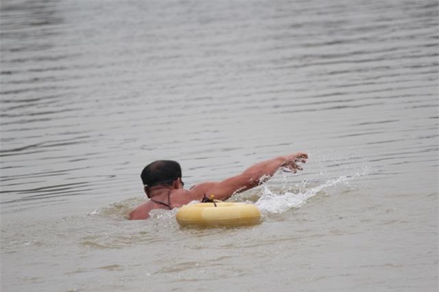 ha noi lanh thau xuong, nhieu nguoi van vo tu ra song hong ngup lan nhu giua mua he - 9