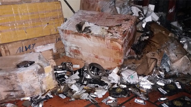 Hà Nội: 3 con nhỏ cùng người mẹ thoát chết kỳ diệu trong ngôi nhà bị thiêu rụi - Ảnh 4.