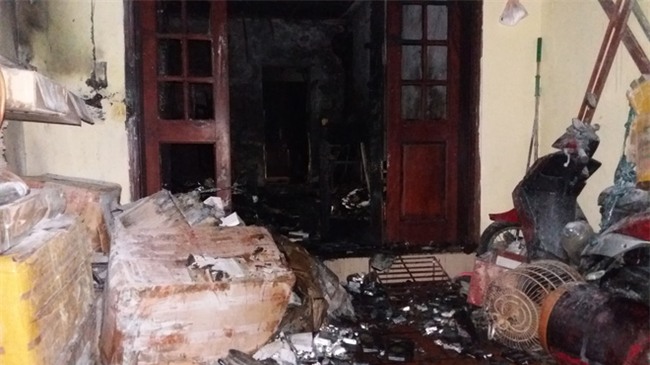 Hà Nội: 3 con nhỏ cùng người mẹ thoát chết kỳ diệu trong ngôi nhà bị thiêu rụi - Ảnh 5.