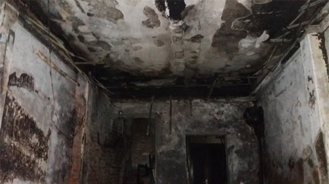 Hà Nội: 3 con nhỏ cùng người mẹ thoát chết kỳ diệu trong ngôi nhà bị thiêu rụi - Ảnh 7.