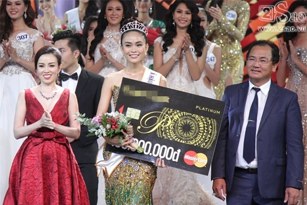 Xuất thân nghèo khổ đến khó tin của 3 mỹ nhân đoạt ngôi cao nhất Hoa hậu Hoàn Vũ Việt Nam 2017-13