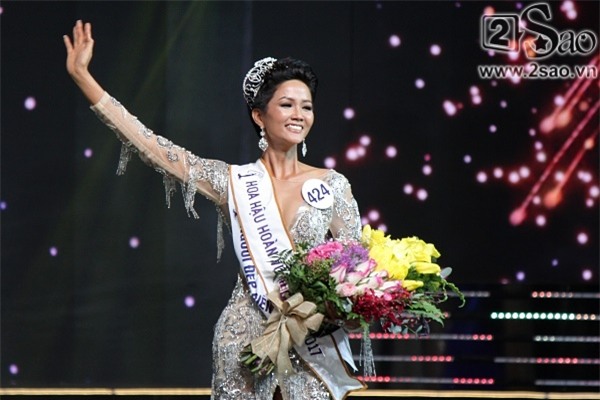 Xuất thân nghèo khổ đến khó tin của 3 mỹ nhân đoạt ngôi cao nhất Hoa hậu Hoàn Vũ Việt Nam 2017-4