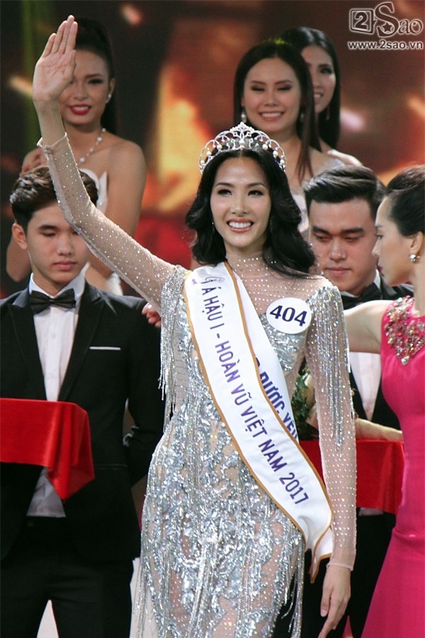 Xuất thân nghèo khổ đến khó tin của 3 mỹ nhân đoạt ngôi cao nhất Hoa hậu Hoàn Vũ Việt Nam 2017-8