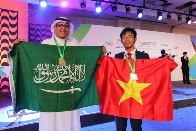 Nam Khánh (phải) - chủ nhân HCB Olympic Toán quốc tế 2017 tại Brazil vừa giành học bổng 6 tỷ đồng của ĐH Chicago, Mỹ.