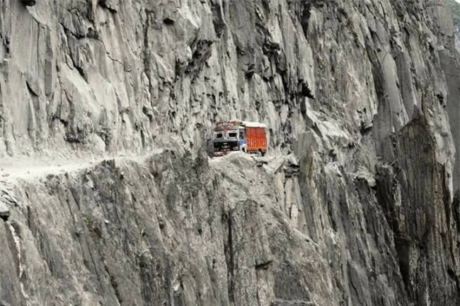 15 tuyen duong nguy hiem va di nhat hanh tinh, di mot lan la nho den gia hinh anh 19