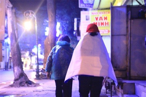 anh: ha noi ret duoi 10 do - dem kho ngu cua nguoi vo gia cu hinh anh 7