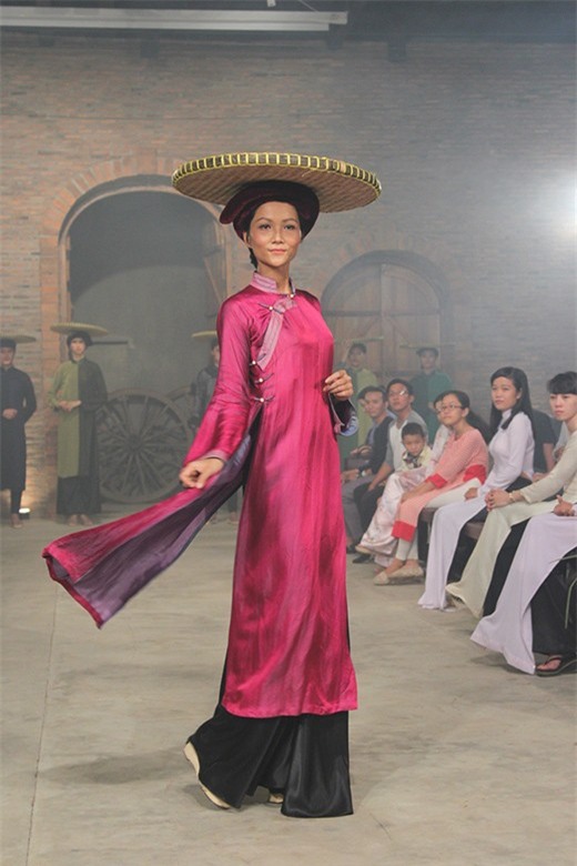 Body của HHen Niê từ Next Top đến Hoa hậu: Dậy thì thành công! - Ảnh 3.