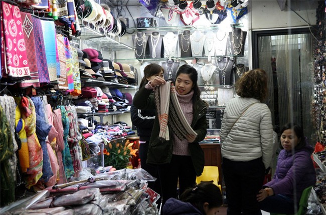 Hà Nội lạnh nhất từ đầu đông: Chị em ùn ùn kéo đi mua găng tay, khăn, áo chống rét - Ảnh 1.