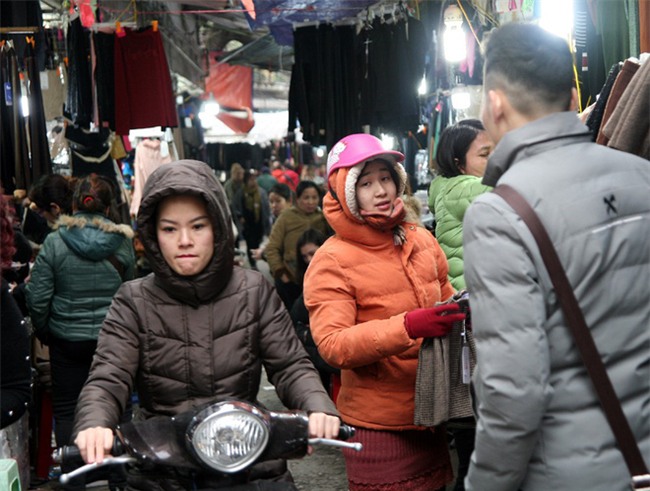 Hà Nội lạnh nhất từ đầu đông: Chị em ùn ùn kéo đi mua găng tay, khăn, áo chống rét - Ảnh 14.