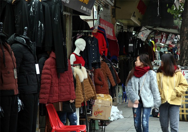Hà Nội lạnh nhất từ đầu đông: Chị em ùn ùn kéo đi mua găng tay, khăn, áo chống rét - Ảnh 15.