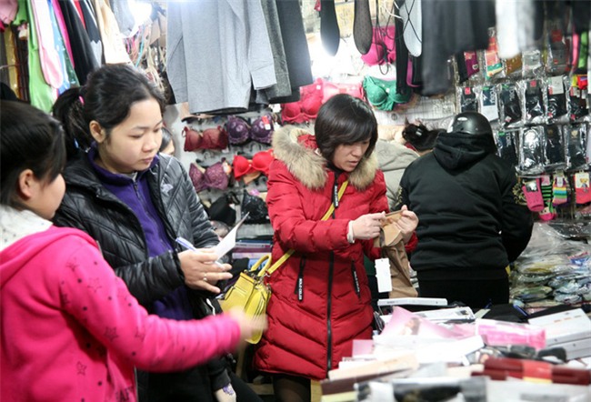 Hà Nội lạnh nhất từ đầu đông: Chị em ùn ùn kéo đi mua găng tay, khăn, áo chống rét - Ảnh 2.