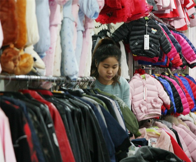 Hà Nội lạnh nhất từ đầu đông: Chị em ùn ùn kéo đi mua găng tay, khăn, áo chống rét - Ảnh 3.