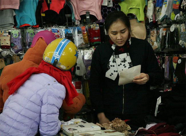 Hà Nội lạnh nhất từ đầu đông: Chị em ùn ùn kéo đi mua găng tay, khăn, áo chống rét - Ảnh 5.