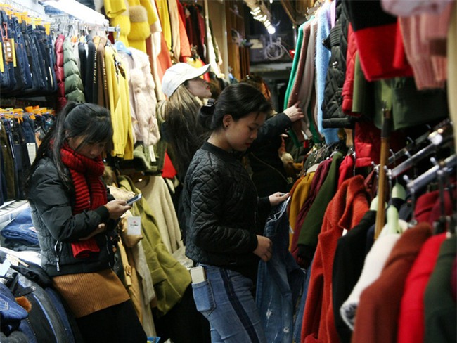 Hà Nội lạnh nhất từ đầu đông: Chị em ùn ùn kéo đi mua găng tay, khăn, áo chống rét - Ảnh 6.