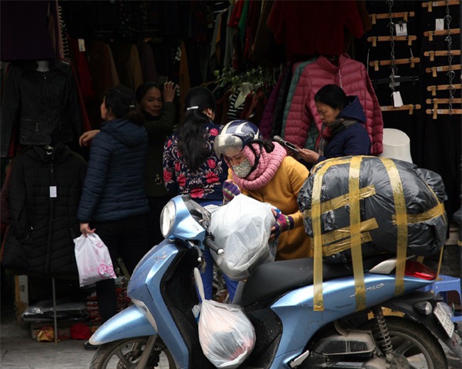 Hà Nội lạnh nhất từ đầu đông: Chị em ùn ùn kéo đi mua găng tay, khăn, áo chống rét - Ảnh 8.