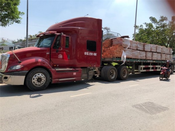 Hành động đẹp: CSGT TP.HCM dùng tay dọn dẹp từng viên gạch từ xe đầu kéo gặp nạn trên đường - Ảnh 2.