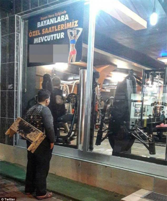 Chú bé đánh giày đứng ngoài phòng gym, người chủ phòng tập quyết định làm điều khiến bao người xúc động - Ảnh 1.