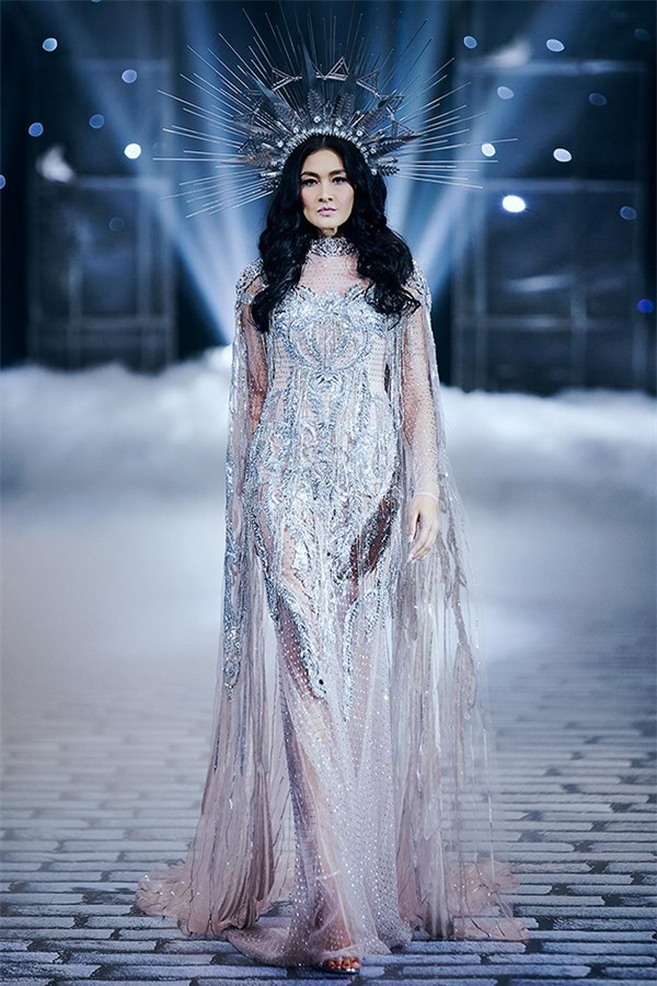 Chẳng ai ngờ thiết kế váy giúp Hoàng Thùy chinh phục ngôi Á hậu 1 còn đụng hàng cả siêu mẫu Lukkade-5
