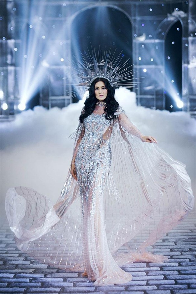 Chẳng ai ngờ thiết kế váy giúp Hoàng Thùy chinh phục ngôi Á hậu 1 còn đụng hàng cả siêu mẫu Lukkade-7