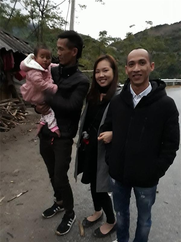 cau chuyen bat ngo phia sau clip be 6 tuoi nang 10kg khong mac quan ao ngoi le duong - 2