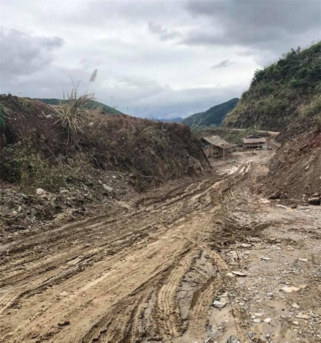 cau chuyen bat ngo phia sau clip be 6 tuoi nang 10kg khong mac quan ao ngoi le duong - 3