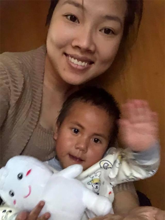 cau chuyen bat ngo phia sau clip be 6 tuoi nang 10kg khong mac quan ao ngoi le duong - 4