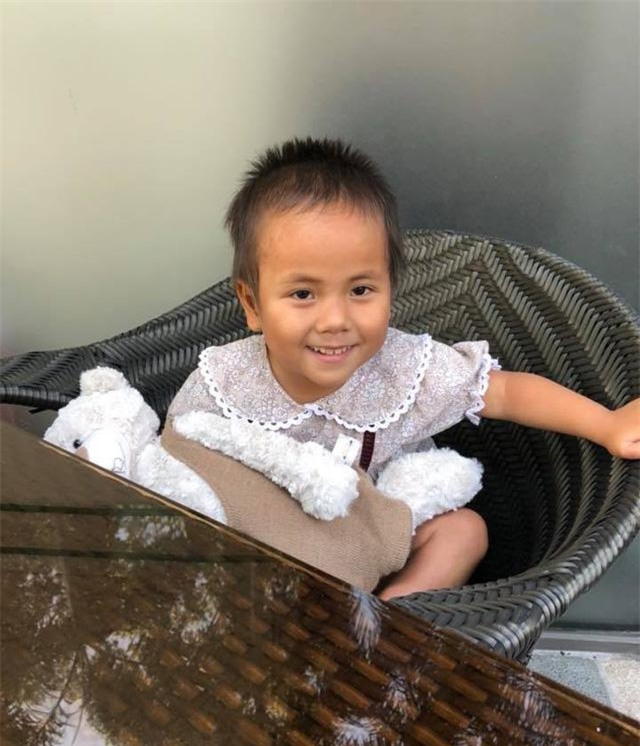 cau chuyen bat ngo phia sau clip be 6 tuoi nang 10kg khong mac quan ao ngoi le duong - 5