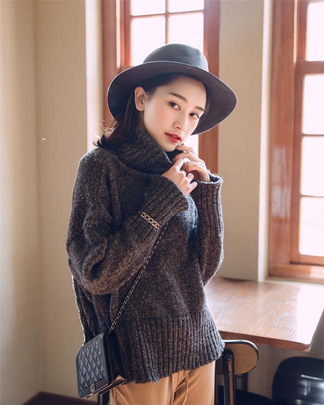 Trời lạnh thế này, thiếu gì thì thiếu chứ không thể thiếu áo len cổ lọ - Ảnh 2.