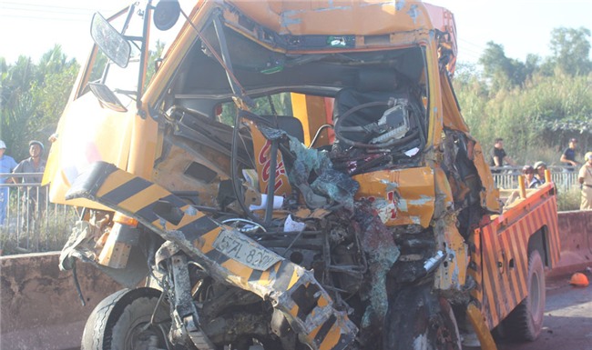 Tông xe kinh hoàng ở dốc cầu Phú Mỹ, 3 người chết