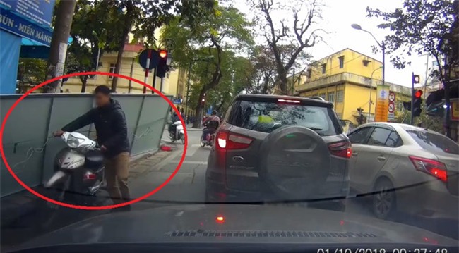 Hanh dong tu te cua tai xe khi bi nguoi cho hang lam xuoc oto hinh anh 1